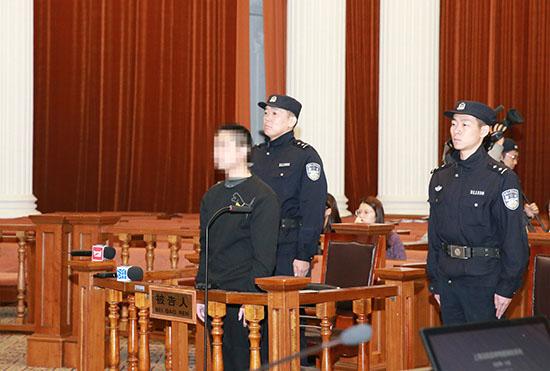 上海22岁男子14楼扔水果刀案开庭:因家庭矛盾撬父母家打砸