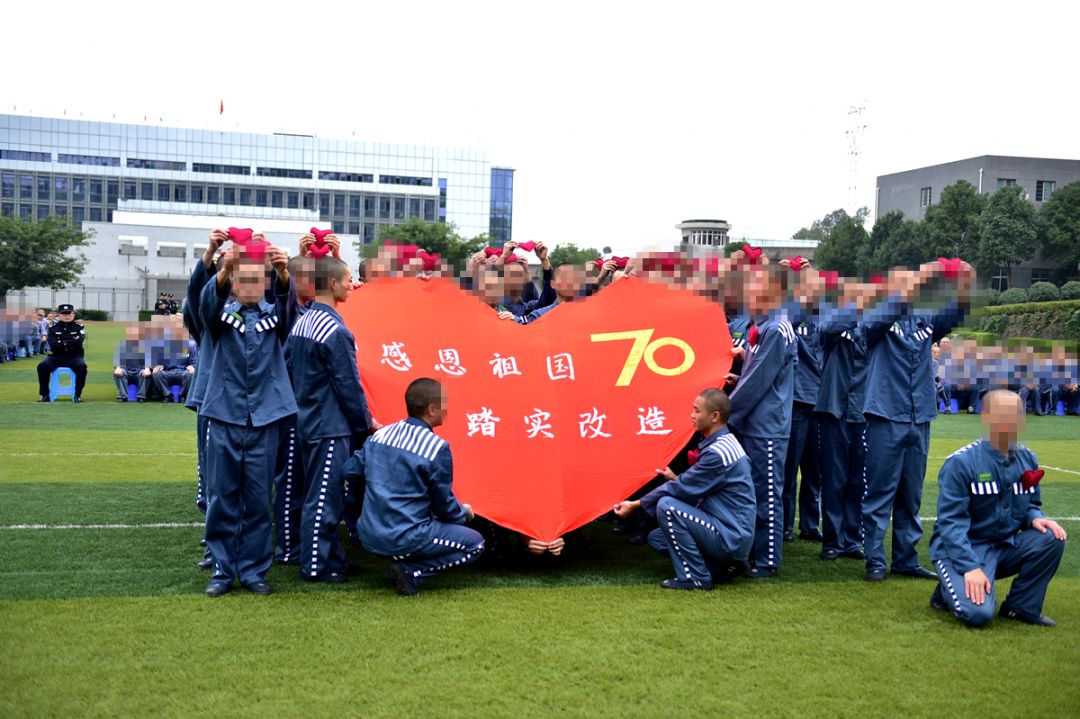 近日,重庆市三峡监狱在监狱育新广场举办了罪犯手语健操比赛活动,各