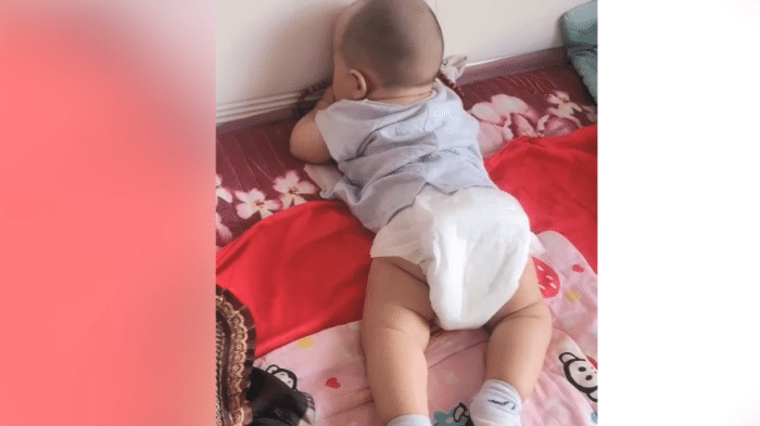「豆妈优选」宝宝手握佛珠头抵墙，妈妈走近一看笑喷了，网友：这姿势，真销魂