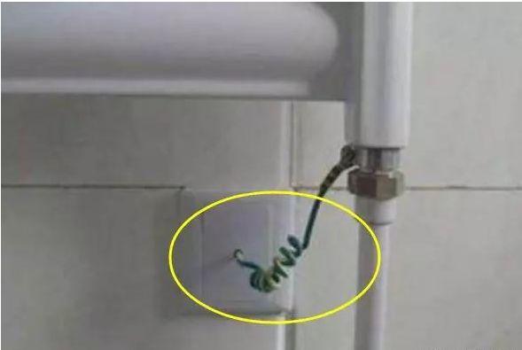 卫生间花洒为什么要接根电线？老师傅直摇头，简直拿生命在洗澡！