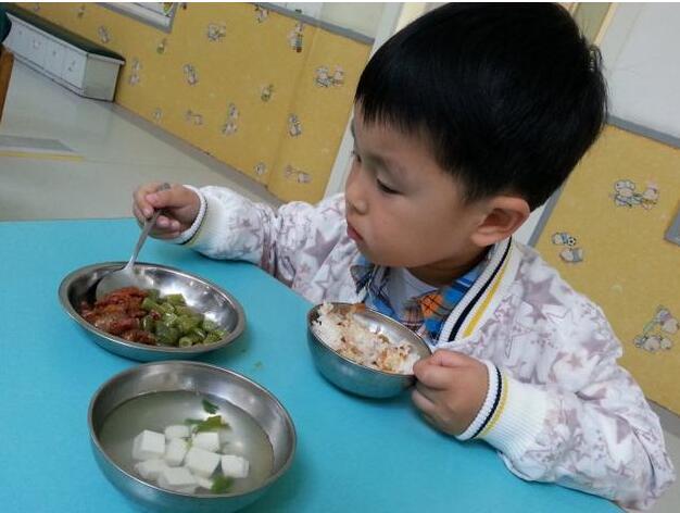 #蓝象宝贝育儿#积食的“祸根”找到了，儿科医生：汤泡饭别再喂娃了，脾虚难长个