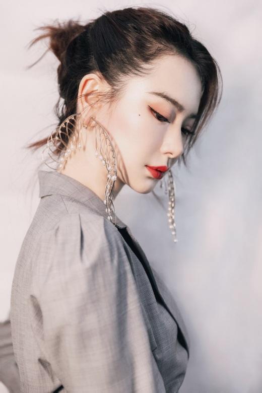 36岁戚薇真霸气,穿灰色格纹连衣裙配九宫格耳环,尽显女王风范