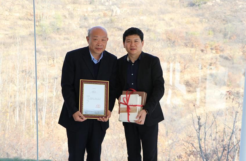 乔元飞首先向各位作家表示感谢.