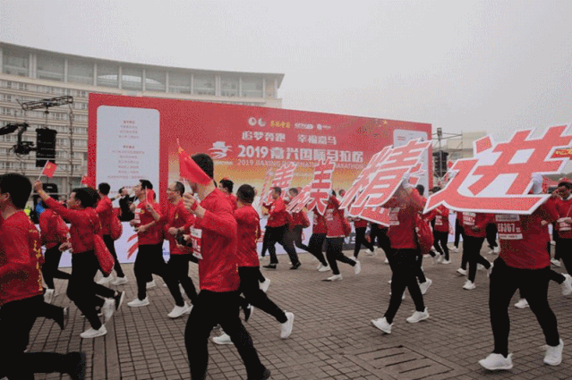 2 跑者风采 无论是全马,半马还是健康跑,所有的参赛者都早早到场
