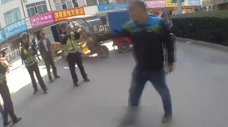 一男子推搡交警,还骂警察是"强盗,土匪",结果