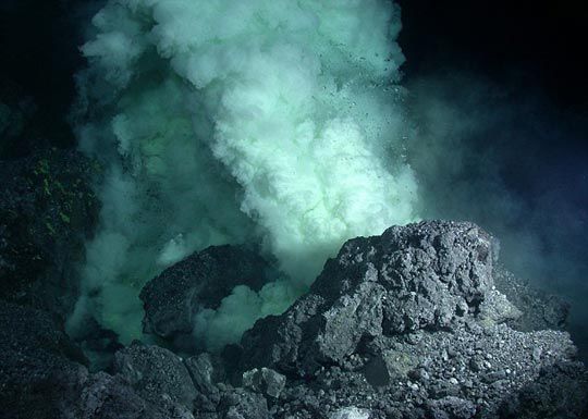 海底火山是在海里喷发的,大海为什么浇不灭岩浆?看完你就懂了