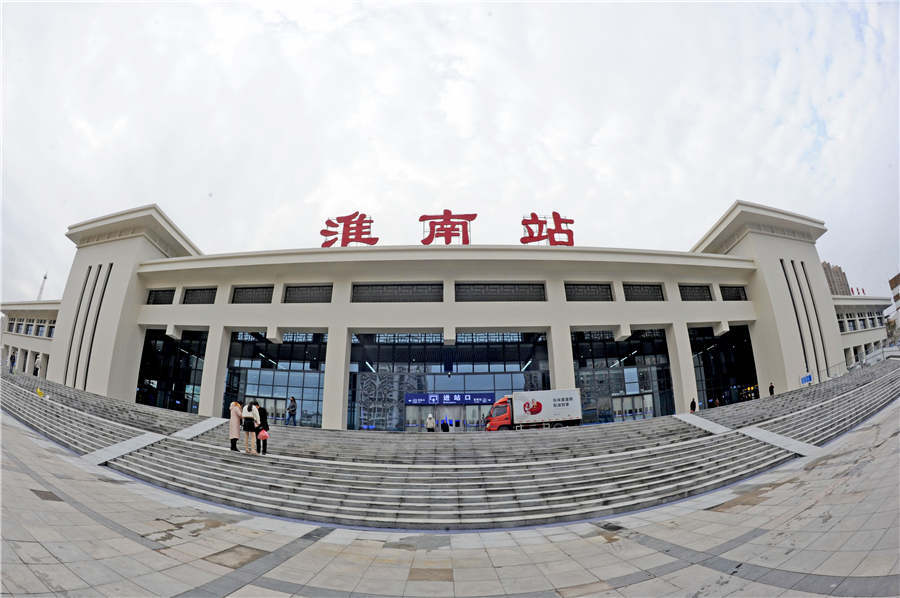 11月26日,安徽淮南市旅客在改造升级后的淮南火车站候车.