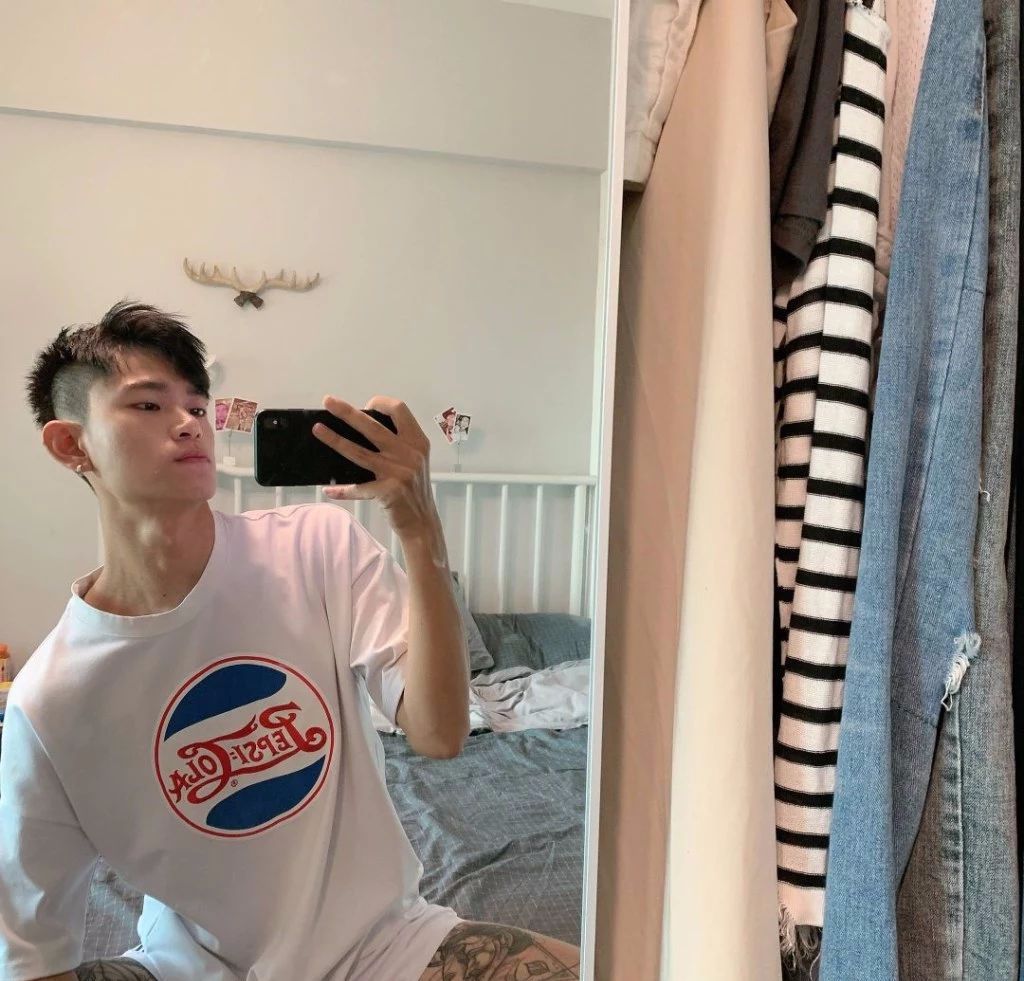 现在的圈内奶狗都 流行腹肌鹿角纹身了吗?