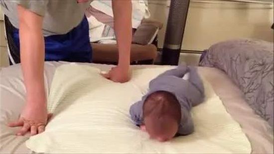 怎么翻身让宝宝趴着抬头 e70d15bbd6374cbba25e51265426bc93.jpeg