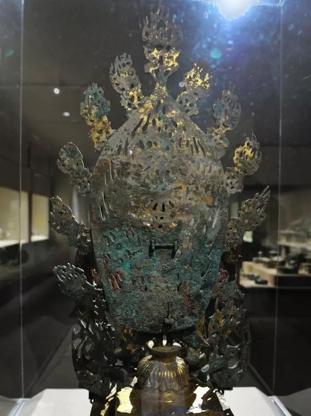 4cm  这件与陕西历史博物馆的另一件国宝级的女舞俑高度相似.
