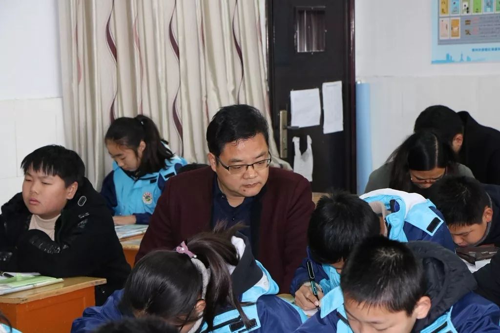 姜堰区教育局周三服务日工作组走进溱潼实验小学