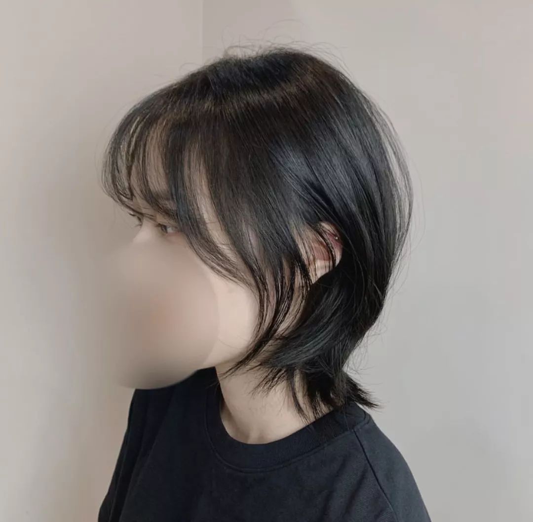 燕尾短发在发尾设计成有点外翘的形状,搭配碎发锅盖头,非常有个性的