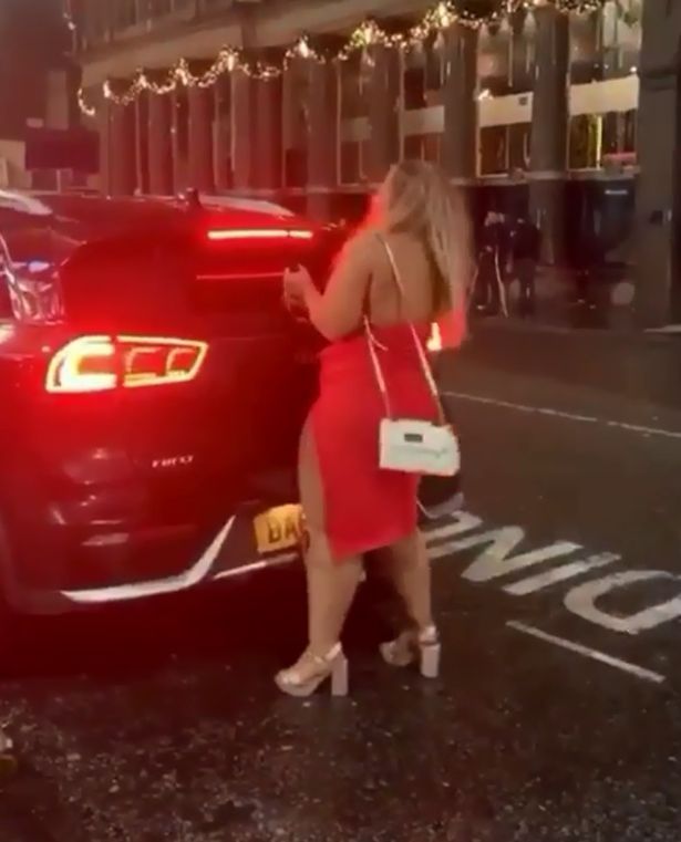 英国醉酒女子把出租车雨刷当麦克风一把折断后深夜街头高歌