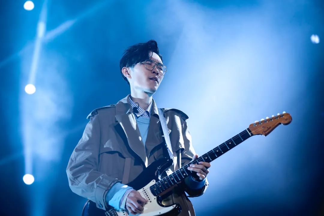 再到全场大合唱的《三人游》, 每一首歌曲都让粉丝体会到方大同的用