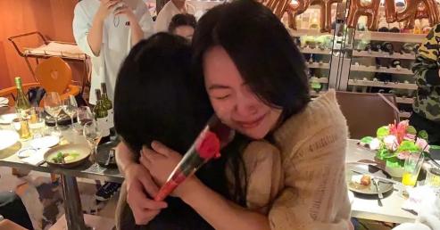 金鸡会玩！小陶虹获奖，镜头第一秒切给笑着鼓