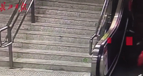 地铁站里，这个大学生连滚带爬，却让网友狂赞！