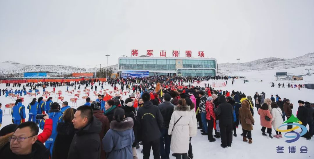 人类滑雪起源地狂欢节在阿勒泰市将军山滑雪场上演