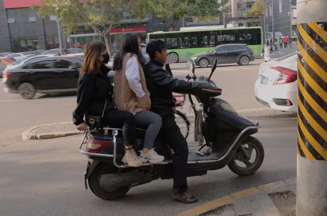 早晨,赶着去上班的女孩儿们,坐上了村口的电动车,村口常年都有很多