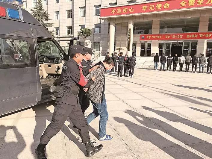 十月二十九日,芮城公安押解犯罪嫌疑人回到该县公安局