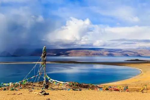 拉昂错人称"鬼湖,藏语意为"有毒的黑湖,位于阿里地区普兰县境内
