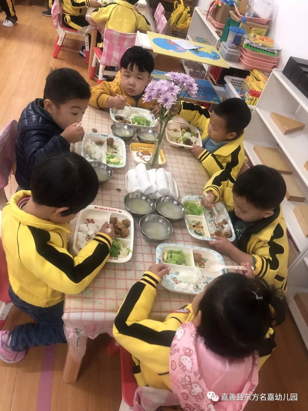 幸福“食”刻里的大学问，郑州市实验幼儿园开展进餐观摩活动--新闻中心