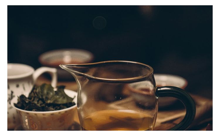 真品铁观音冲泡后,茶汤带有兰花香,花生味等多种香味,茶汤很透明,看