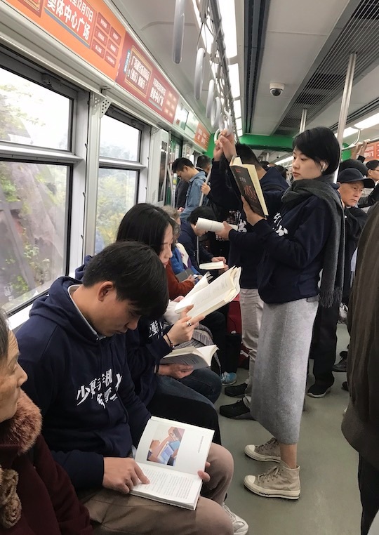 地铁上的读书人重庆50名青年公益活动呼吁少耍手机多读书