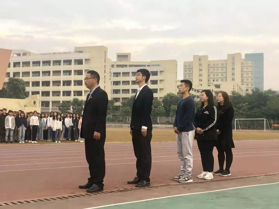 出席本次升旗仪式的有:艺术设计学院党总支书记 学工院长 章跃均院长