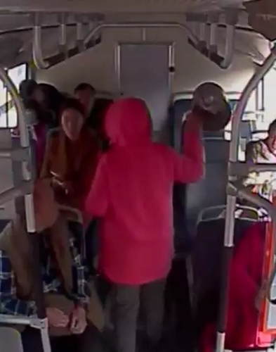 惊险一幕！济南一公交车上，女子谩骂乘客，又做出疯狂举动……