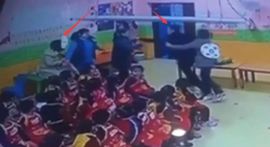 幼儿园老师虐打幼儿，家长捉个正着！却只拘留12日……