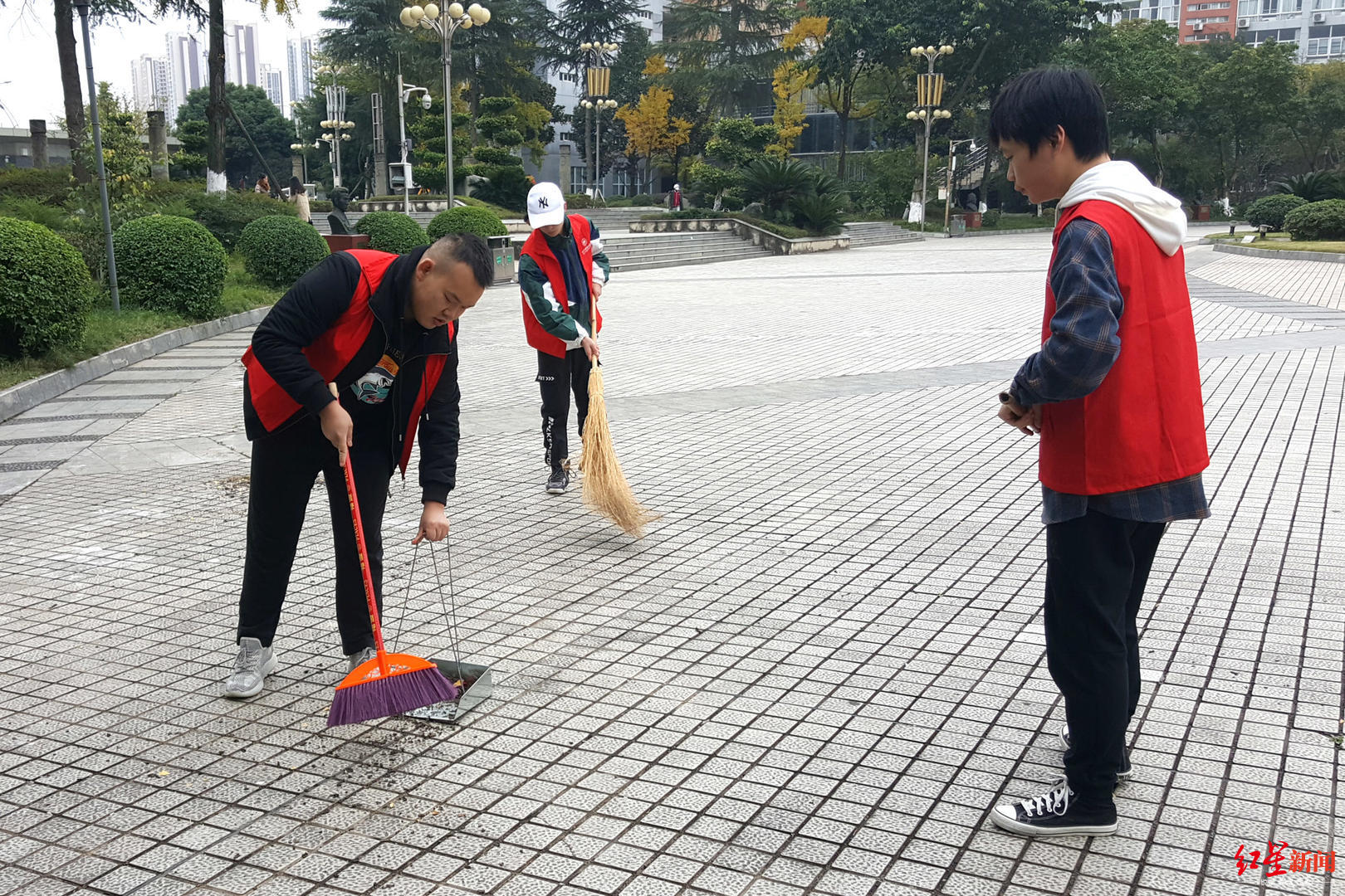 学生清扫马路