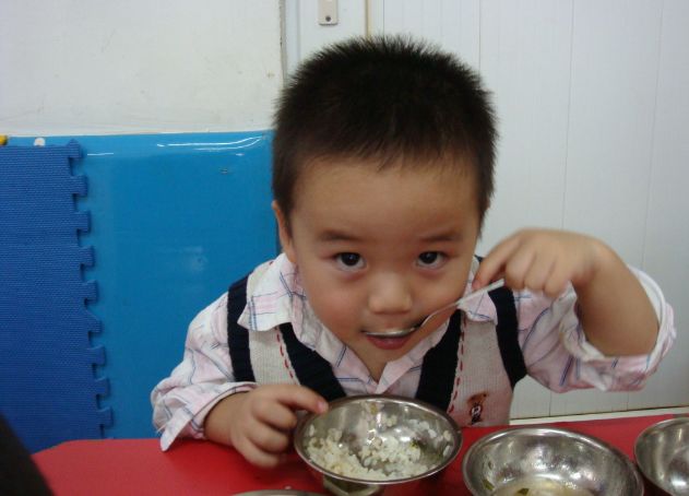 【每日说育儿知识】积食越拖脾越虚，劝告家长：积食的3个信号要重视，伤脾不发育