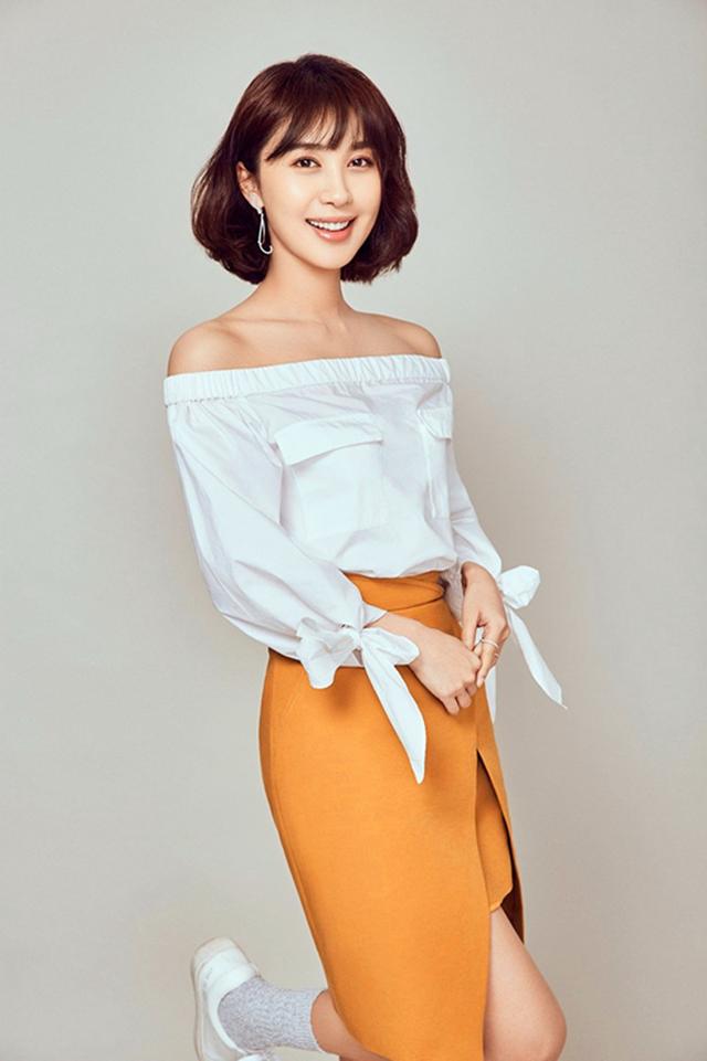 实名羡慕李菲儿这腿，穿短裤配蕾丝袜，细出完美线条感，超抢镜