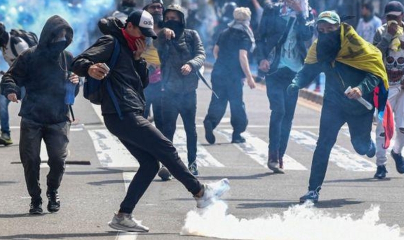 又一国家首都告急，超20万人罢工，逼近总统府，