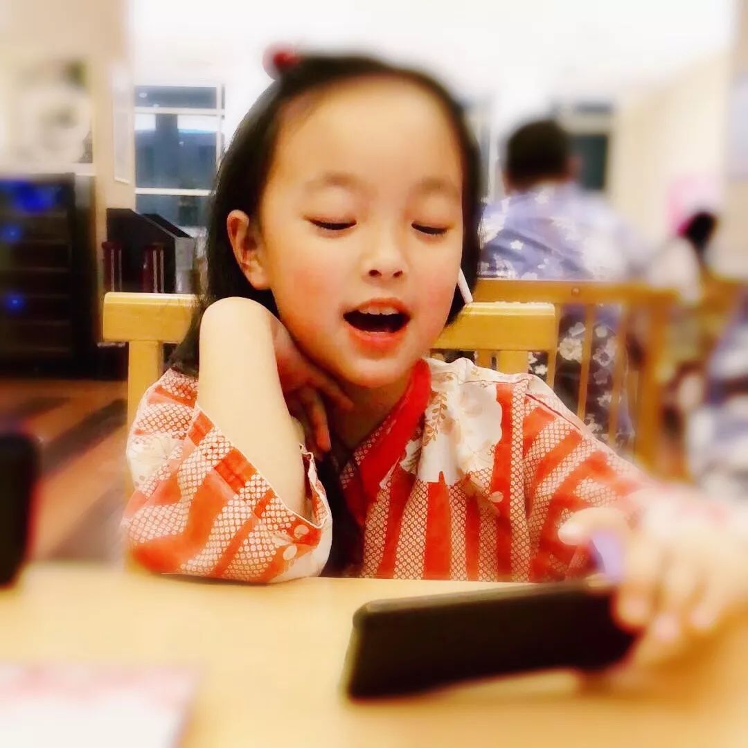 玩手机的视频儿童 8b6a68446c0d45bf8f5ad92f19775724.jpeg