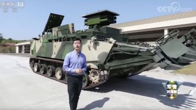 国产新型装甲车亮相 集成三大功能 两栖 扫雷和反坦克 视频