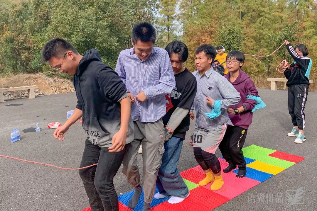 指压板跳大绳 队员脱鞋在指压板上跳绳,满五个即可