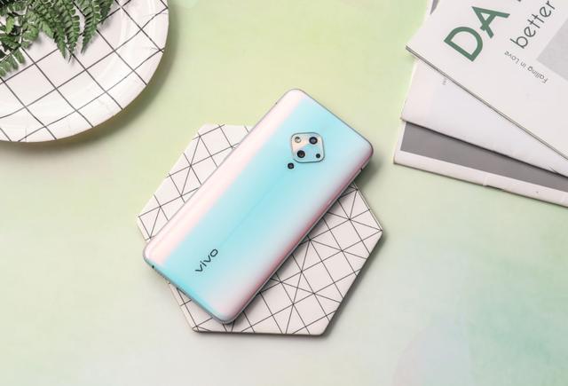 vivo s5这款手机的屏幕设计为打孔屏,而这个摄像头开孔与同类屏幕设计