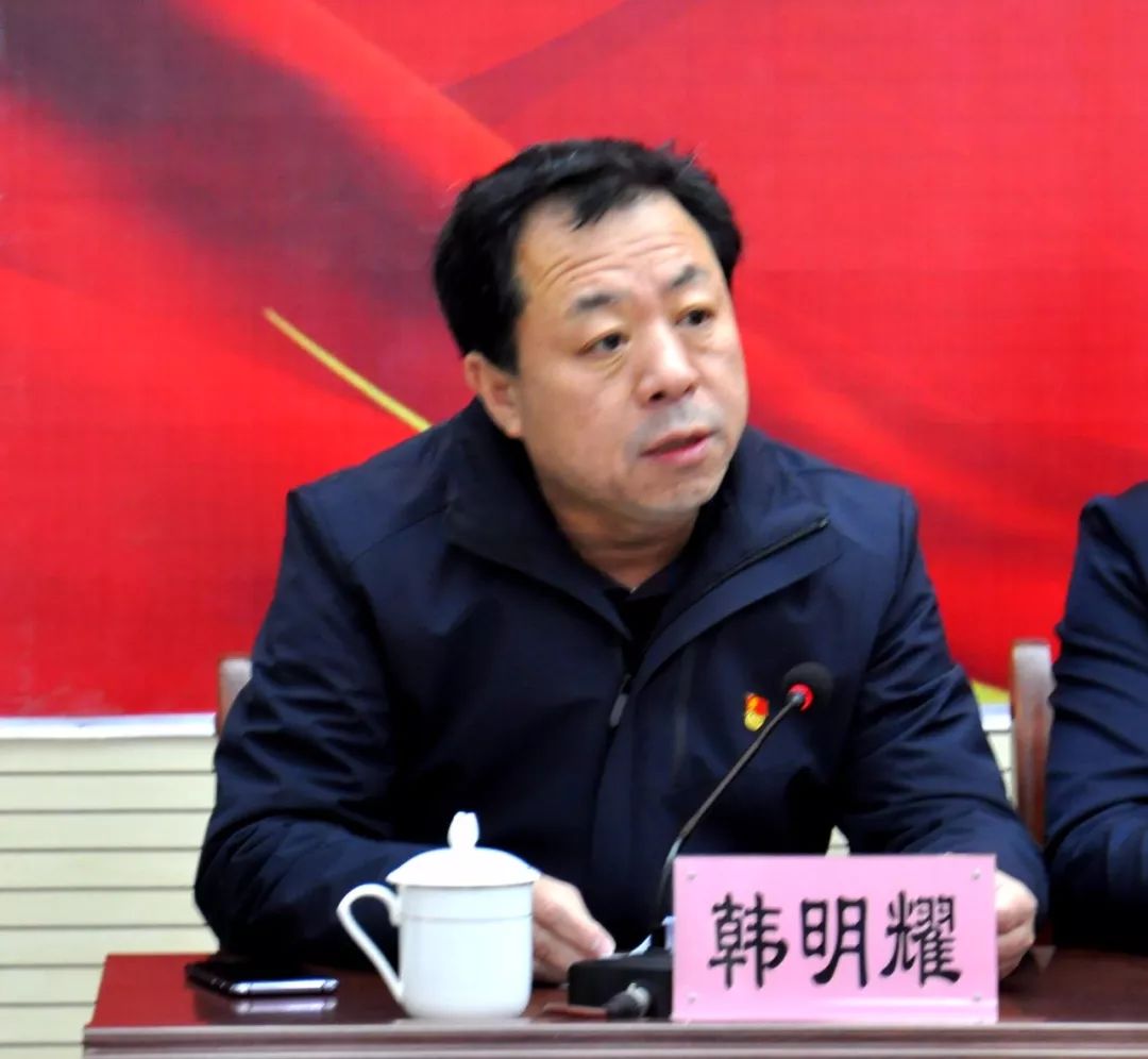 邱县一中党支部书记,校长韩明耀主持会议