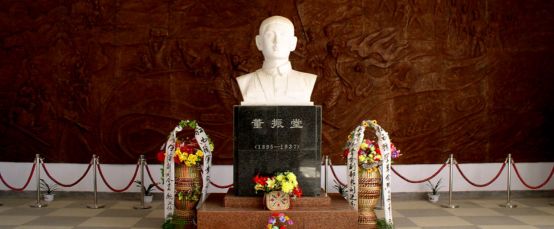 董振堂半身像1月18日夜晚时分,红西路军总指挥部三局局长宋侃夫破译