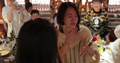 金鸡会玩！小陶虹获奖，镜头第一秒切给笑着鼓