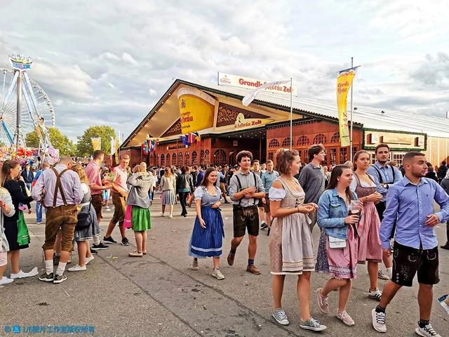 丈量队到达斯图加特啤酒节现场是在9月末一个晴好的傍晚,在这里,丈量