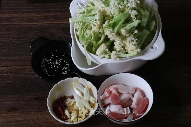 干锅花菜要放十三香吗 c8da9d5e76694d43b86fea7430513bd5.jpeg