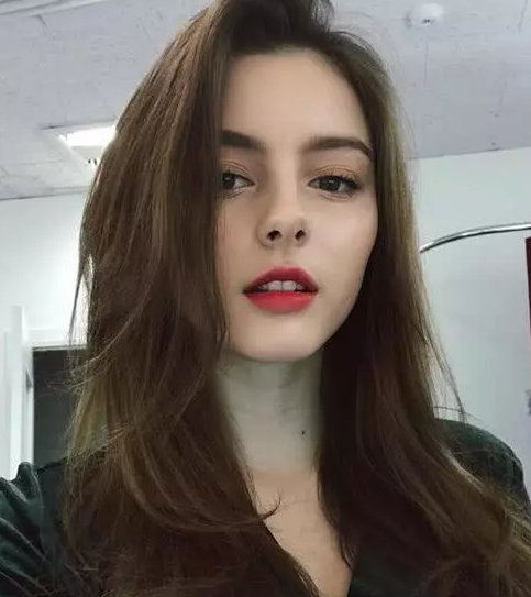 18岁女生怎么夸 d1b83fe713bd4cb2a2b26a9170bb5531.png