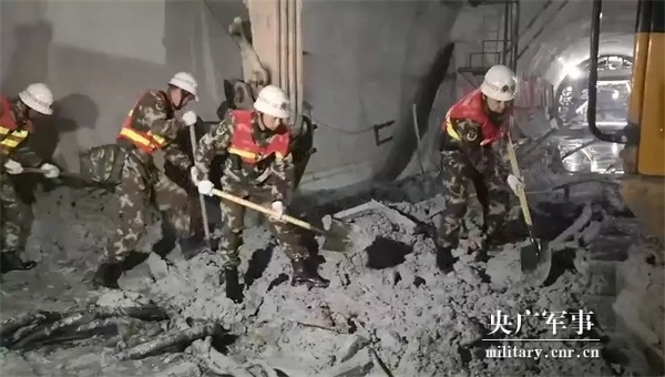 云凤高速安石隧道出口发生事故武警官兵紧急救援