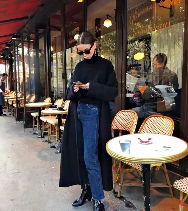 如果用mom牛仔裤搭配黑色大衣和短靴的时候,建议可以吧裤脚挽两圈