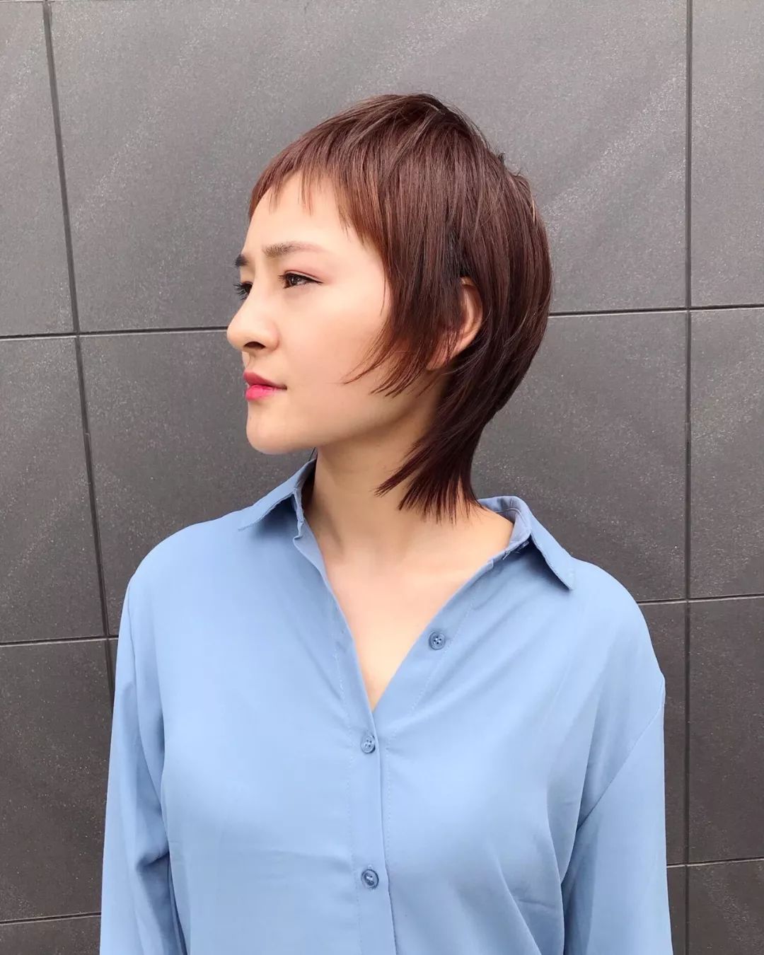 燕尾短发在发尾设计成有点外翘的形状,搭配碎发锅盖头,非常有个性的