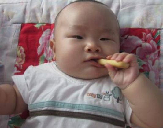 【每日说育儿知识】积食越拖脾越虚，劝告家长：积食的3个信号要重视，伤脾不发育