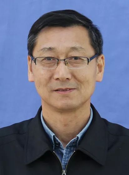 教育之星何伟俊岁不我与学在自我永远走在阅读的路上