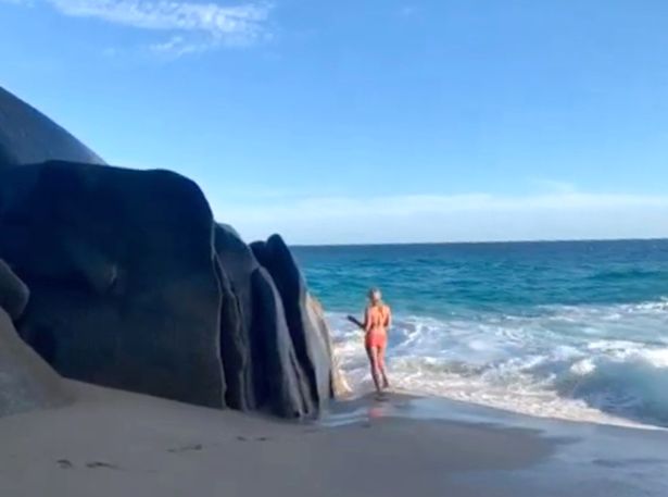 国外女子海边摆拍比基尼靓照险些被巨浪卷走